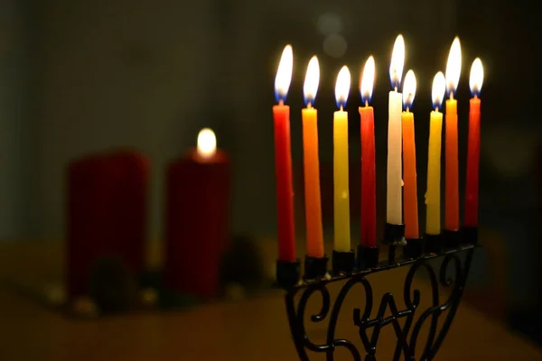 Chanukkia, achtarmige Menora für Chanukka-Fest, Kerzenbeleuchtung und Weihnachtskerzen — Stockfoto