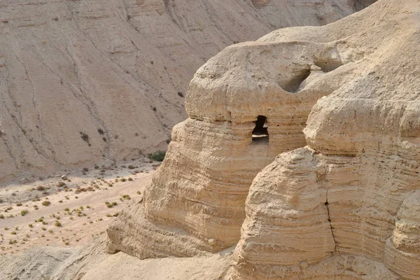 在发现死海卷轴的库姆兰国家公园的库姆兰洞穴, 以色列朱迪亚沙漠徒步 — 图库照片