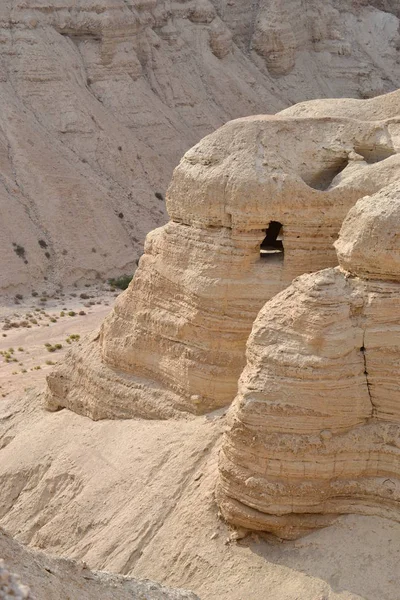 在发现死海卷轴的库姆兰国家公园的库姆兰洞穴, 以色列朱迪亚沙漠徒步 — 图库照片
