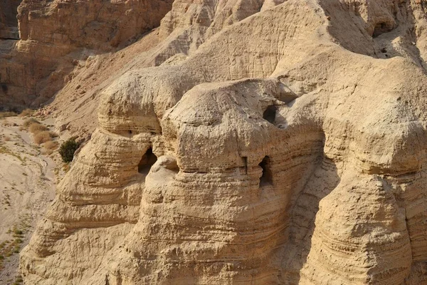 Cavernas de Qumran no Parque Nacional de Qumran, onde os pergaminhos do mar mortos foram encontrados, caminhada no deserto da Judeia, Israel — Fotografia de Stock