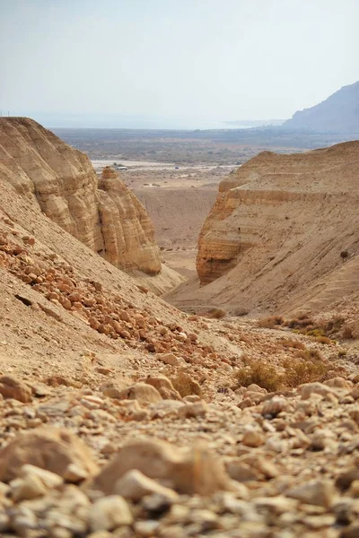 Piesze ścieżki w Qumran caves w Qumran National Park, gdzie znaleziono Zwoje znad Morza Martwego, wycieczka Pustyni Judzkiej, Izrael — Zdjęcie stockowe