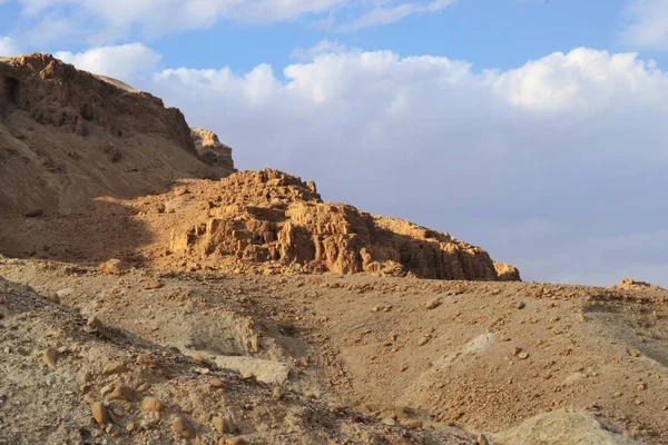Κουμράν σπήλαια στο εθνικό πάρκο Κουμράν, όπου βρέθηκαν της Νεκράς Θαλάσσης, Ιουδαϊκή έρημο χαράτσι, Ισραήλ — Φωτογραφία Αρχείου
