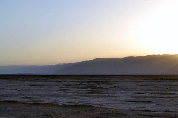 Pustynia obszar o zmierzchu, zachód słońca na brzegu z Morza Martwego, Pustyni Judzkiej, Izrael — Zdjęcie stockowe