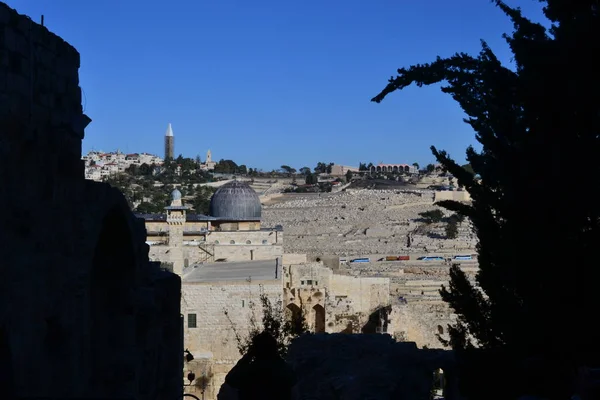 Moschea Al-Aqsa a Gerusalemme in cima al Monte del Tempio in una giornata di sole, Israele — Foto Stock