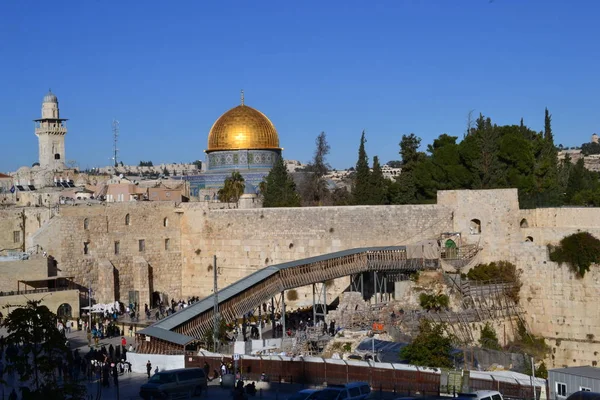 Vista diurna sulla Cupola di roccia e sul muro occidentale di Gerusalemme Israele, Kotel, cupola dorata, cielo blu — Foto Stock