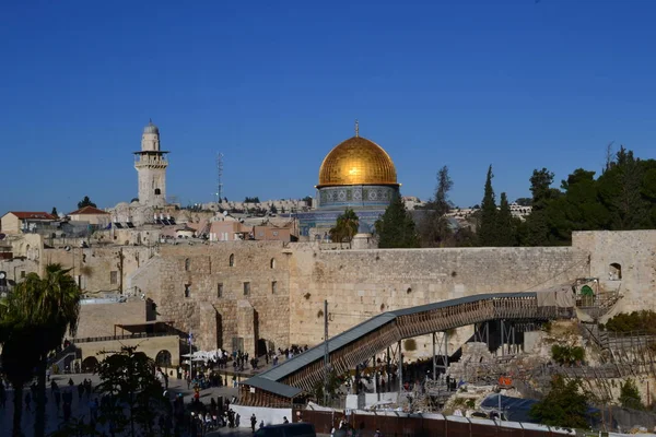 Vista diurna sulla Cupola di roccia e sul muro occidentale di Gerusalemme Israele, Kotel, cupola dorata, cielo blu — Foto Stock