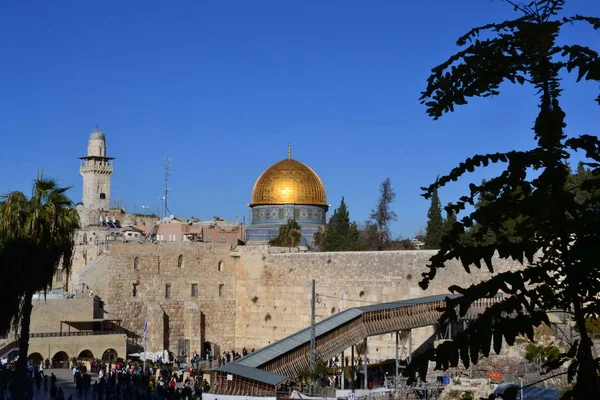 Vista diurna sulla Cupola di roccia e sul muro occidentale di Gerusalemme Israele, Kotel, cupola dorata, cielo blu — Foto Stock