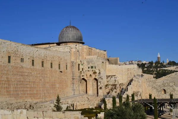 Moschea Al-Aqsa a Gerusalemme in cima al Monte del Tempio in una giornata di sole, Israele — Foto Stock