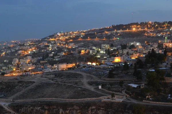 Jerusalem in der Abenddämmerung, Blick auf die Stadt am Hang, israel — Stockfoto