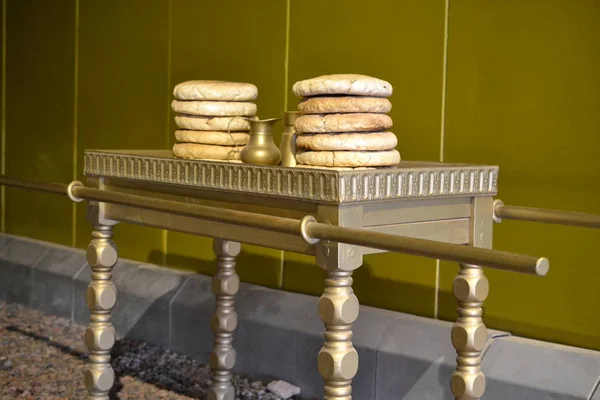 Mesa con show bread, Modelo del Tabernáculo, tienda de reunión en Timna Park, desierto del Negev, Eilat, Israel — Foto de Stock