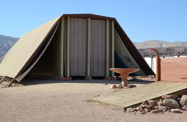Модель скинии, палатка собрания в парке Тимна, пустыня Негев, Эйлат, Израиль — стоковое фото