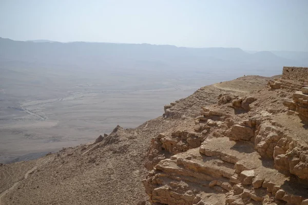 Край кратера Рамон Махтеш Рамон, Рамон заповедник, Мицпе Рамон, пустыня Негев, Израиль — стоковое фото