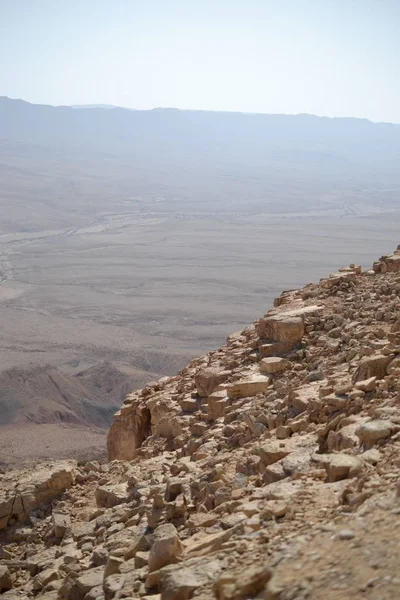 Άκρη του Ramon κρατήρα Makhtesh Ramon, Ramon φύση αποθεματικό, Μίτζπε Ραμόν, έρημο Negev, Ισραήλ — Φωτογραφία Αρχείου