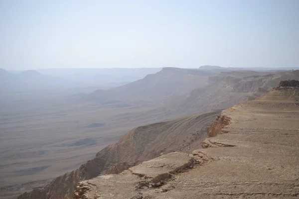 Άκρη του Ramon κρατήρα Makhtesh Ramon, Ramon φύση αποθεματικό, Μίτζπε Ραμόν, έρημο Negev, Ισραήλ — Φωτογραφία Αρχείου