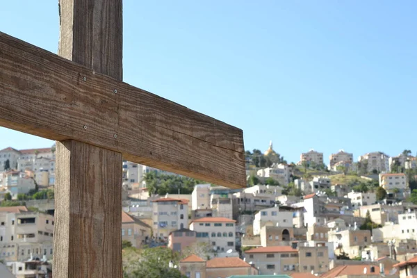 Cruz de madera, Ciudad de Nazaret en Israel, Basílica de la Anunciación, donde María recibió el mensaje de concebir a Jesús — Foto de Stock