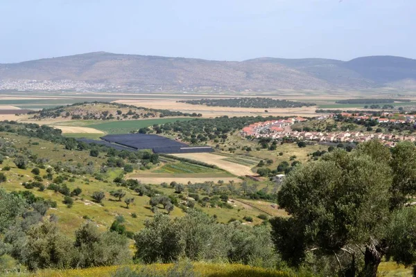 Jesus Trail - hiking through Galilee countryside in spring time, from Nazareth to Sea of Galilee, Capernaum, ISRAEL — Stock Photo, Image