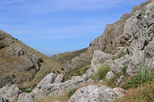 Wandern Jesusweg - schöne Aussicht auf mt. Arbel in der Landschaft von Galiläa, Meer von Galiläa, Israel — Stockfoto