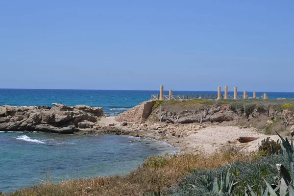Krajobraz wybrzeża w Cezarei, Morze Śródziemne, Izrael — Zdjęcie stockowe