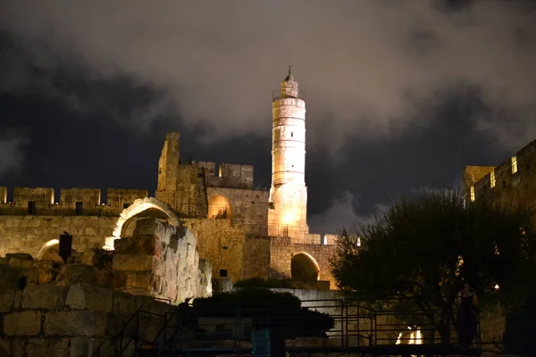 Alte stadt jerusalem, israel, turm von david und alte mauer bei nacht — Stockfoto