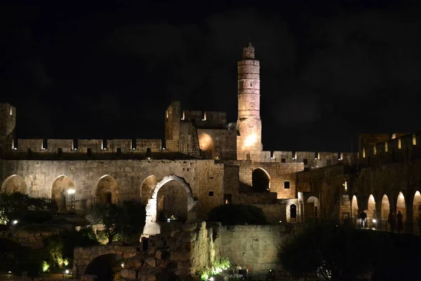 Παλιά πόλη της Ιερουσαλήμ, το Ισραήλ, Πύργος του Δαβίδ και αρχαίο τείχος τη νύχτα — Φωτογραφία Αρχείου
