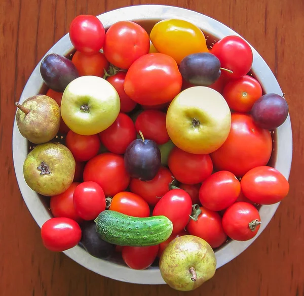 Sok Érett Finom Lédús Különböző Színű Zöldségek Gyümölcsök Fekszenek Egy — Stock Fotó