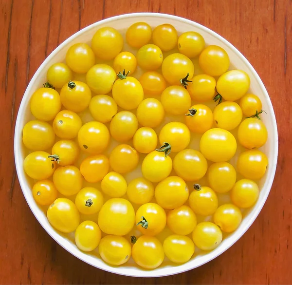 Schöne Kleine Runde Gelbe Und Leckere Tomaten Liegen Einem Großen — Stockfoto