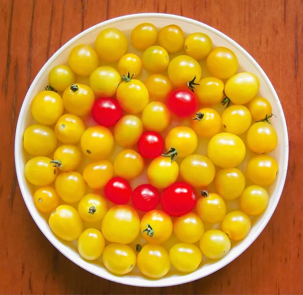 Los Encantadores Amarillos Redondos Unos Cuantos Tomates Rojos Deliciosos Encuentran — Foto de Stock