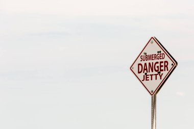 kırmızı harfli tehlike işareti