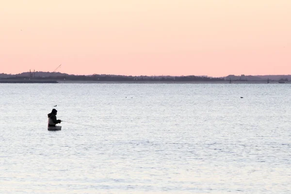 Pescador Pesca Pôr Sol Baía — Fotografia de Stock