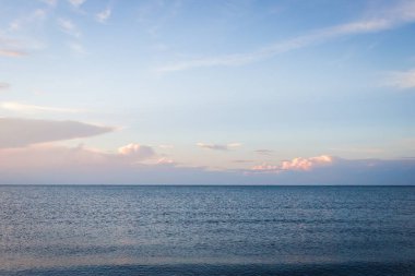 Doğu kıyısında günbatımı gökyüzü