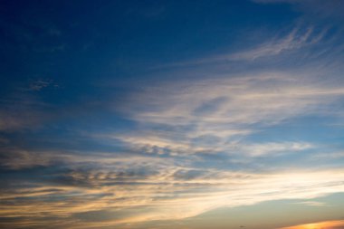 Doğu kıyısında günbatımı gökyüzü