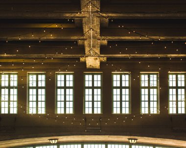 antika cam pencere ahşap kiriş tavan duvar