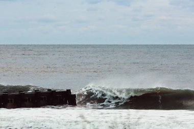 ahşap iskelede düşen dalga