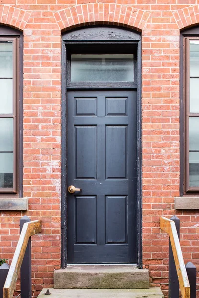 Boyalı Siyah Kapı Eski Tuğla Bina — Stok fotoğraf