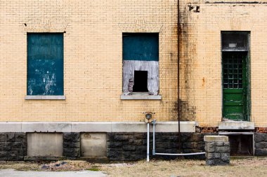 Terk edilmiş binayı yıkın.