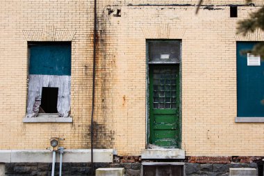 Terk edilmiş binayı yıkın.