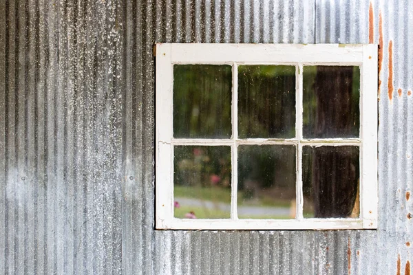 Metal Tin Vertical Pattern Sided Building White Painted Wood Frame — Stock Photo, Image