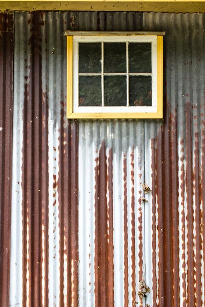 Vecchio Stagno Arrugginito Parteggiato Struttura Legno Giallo Dipinto — Foto Stock