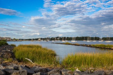 Dramatik fırtınalı güneşli ve bulutlu gökyüzü yat kulübü marinası