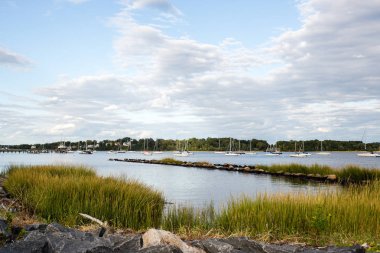 Dramatik fırtınalı güneşli ve bulutlu gökyüzü yat kulübü marinası