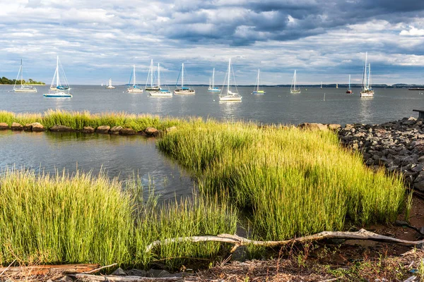 Dramatisk Stormig Solig Och Molnig Himmel Yacht Club Marina Royaltyfria Stockbilder