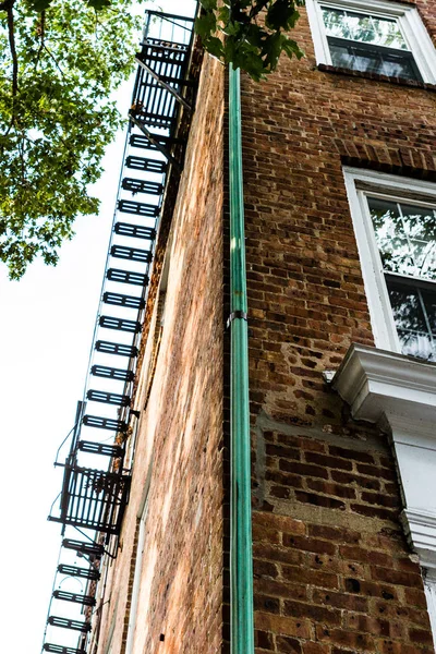 Old Brick Apartment Building Metal Fire Escape — Stock Photo, Image