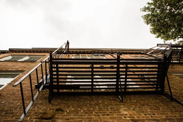 Eski Tuğla Bina Metal Yangın Merdiveni — Stok fotoğraf