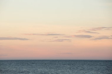 Sakin doğu kıyısı Atlantik Okyanusu gün batımı