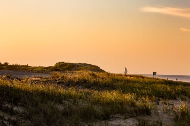 Kumsal kumulları deniz feneri manzarası
