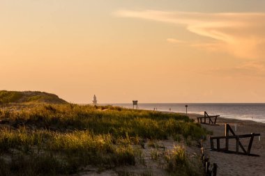 Akşam doğu yakası gün batımı deniz feneri cankurtaran sandalyesi 