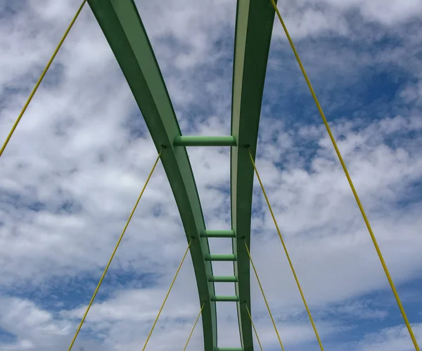 Zahrnovat Klenutého Mostu Proti Modrá Obloha Mraky — Stock fotografie