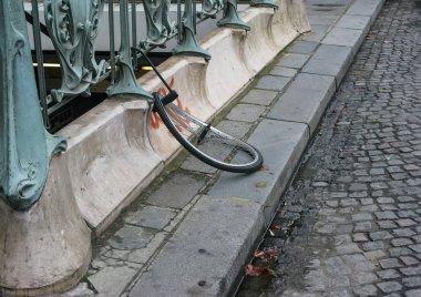 bir kırık bisiklet tekerleği Paris, Fransa'da geriye kaldı