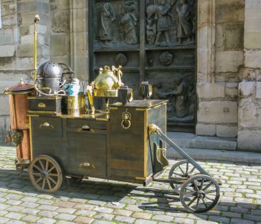 garip sepeti ile su ısıtıcısı ve kazan Paris, Fransa