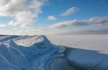 Baykal kıyı üzerinde tepecik